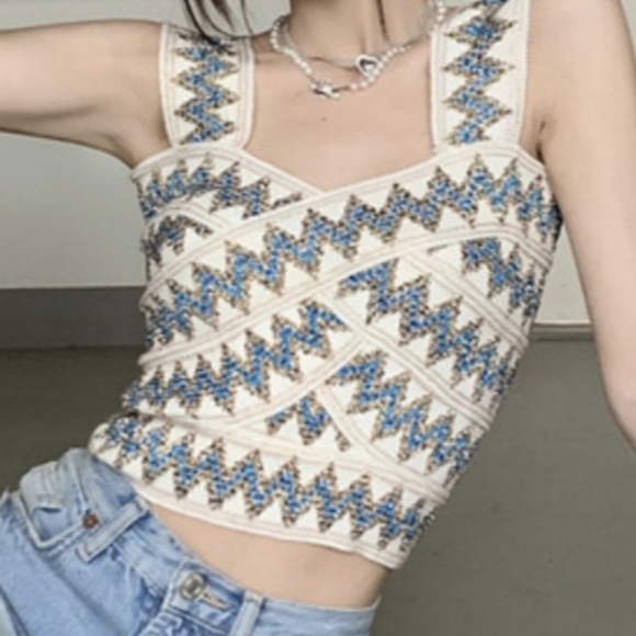 🌷NWT - Metallic print crop top - Picture 2 of 9